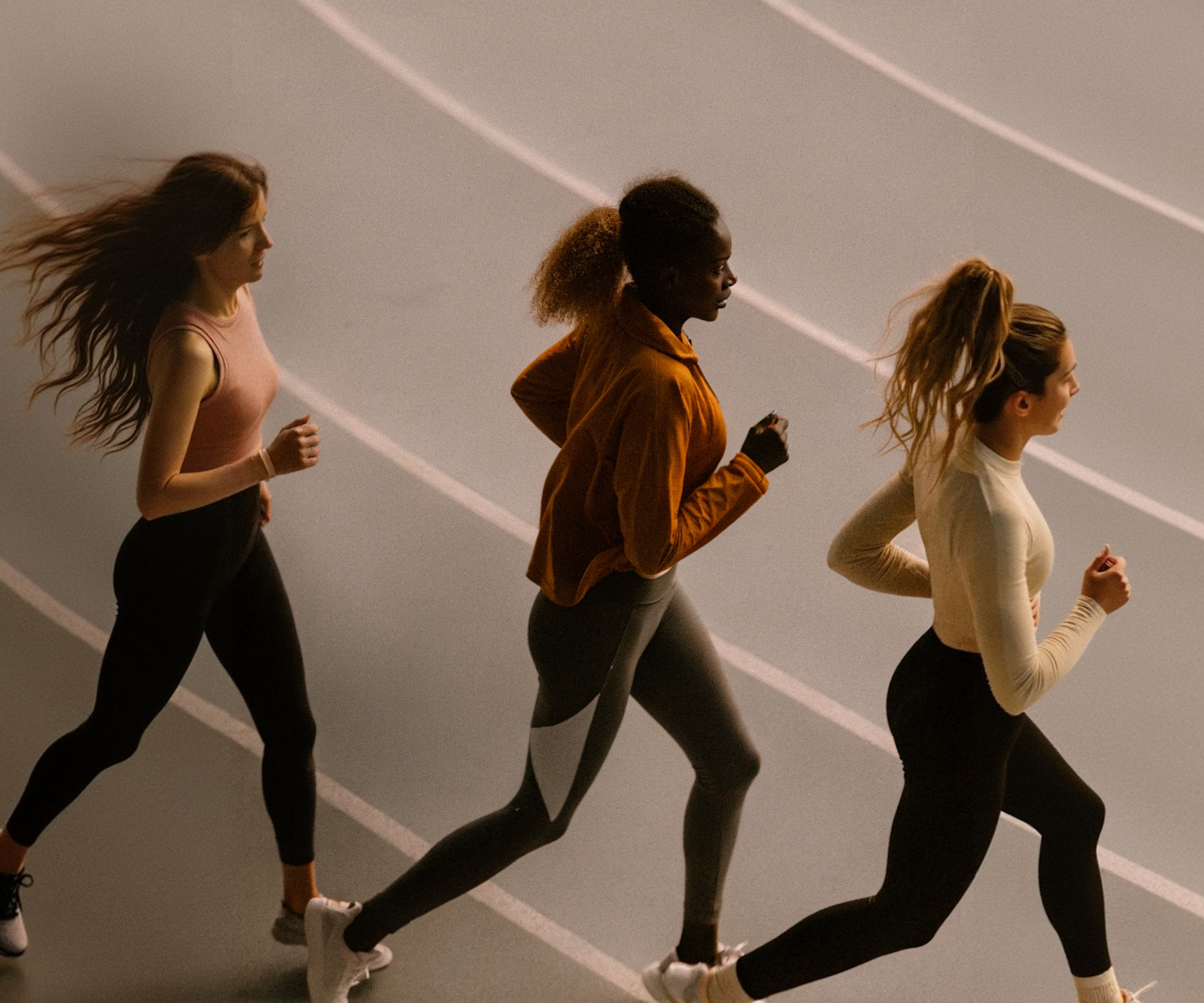 Mujeres corriendo en interiores como parte de una rutina que favorece un pensamiento más claro y más energía